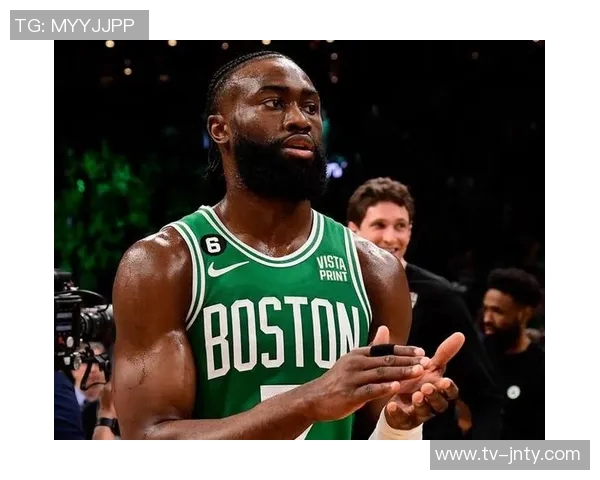 杰伦布朗轻松发挥9投5中贡献15分7篮板4助攻展现全能实力